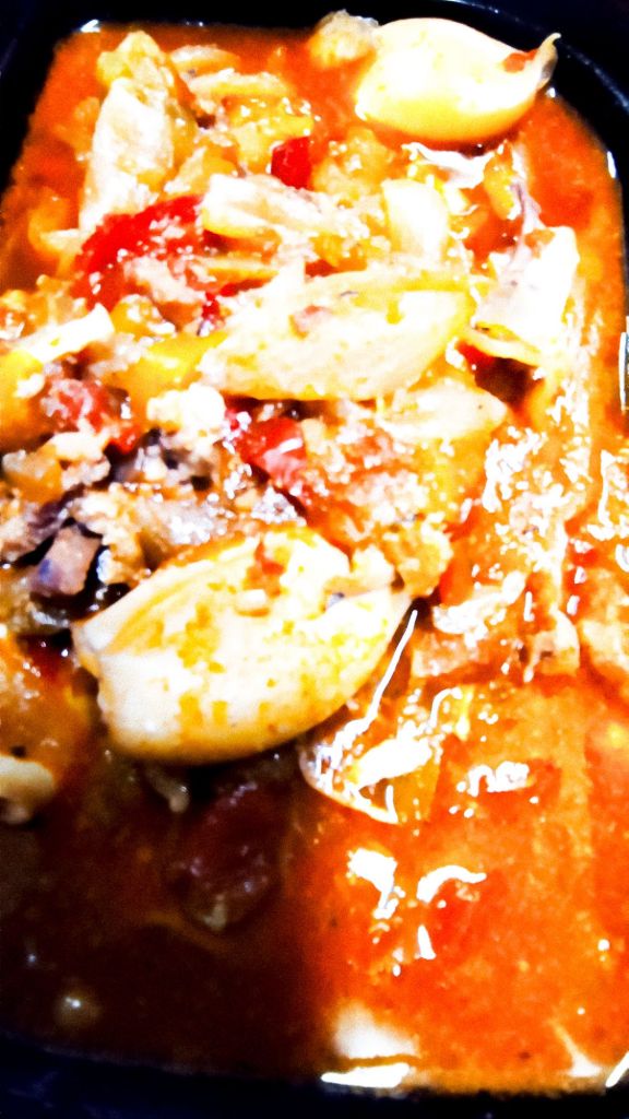 Txipirons à la basque, sur un lit de coquillettes, à l'espelette. 