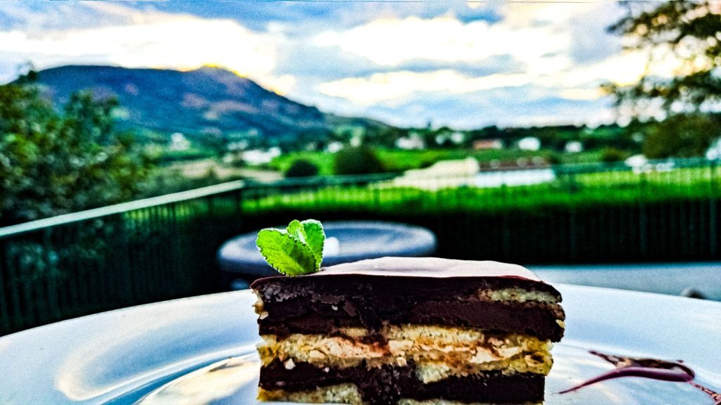 Un petit peux de chocolat, en génoise, fourrée de mascarpone de chocolat blanc...Trop bon.