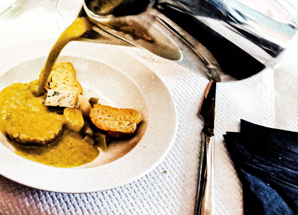 Le St Pierre rôtie à la minute se lance sur la crème de cèpes.