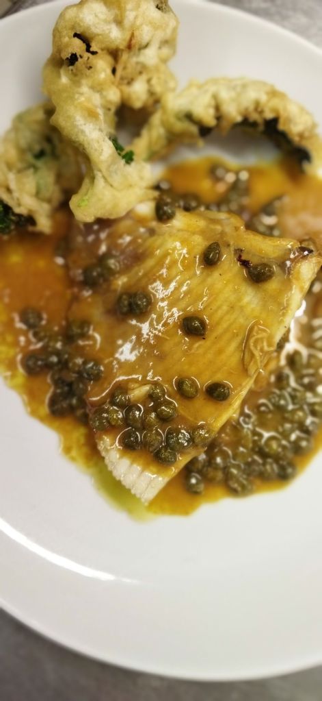 L'aile de raie sublime les sens avec un fond volaille aromatiser au massala et câpres. 