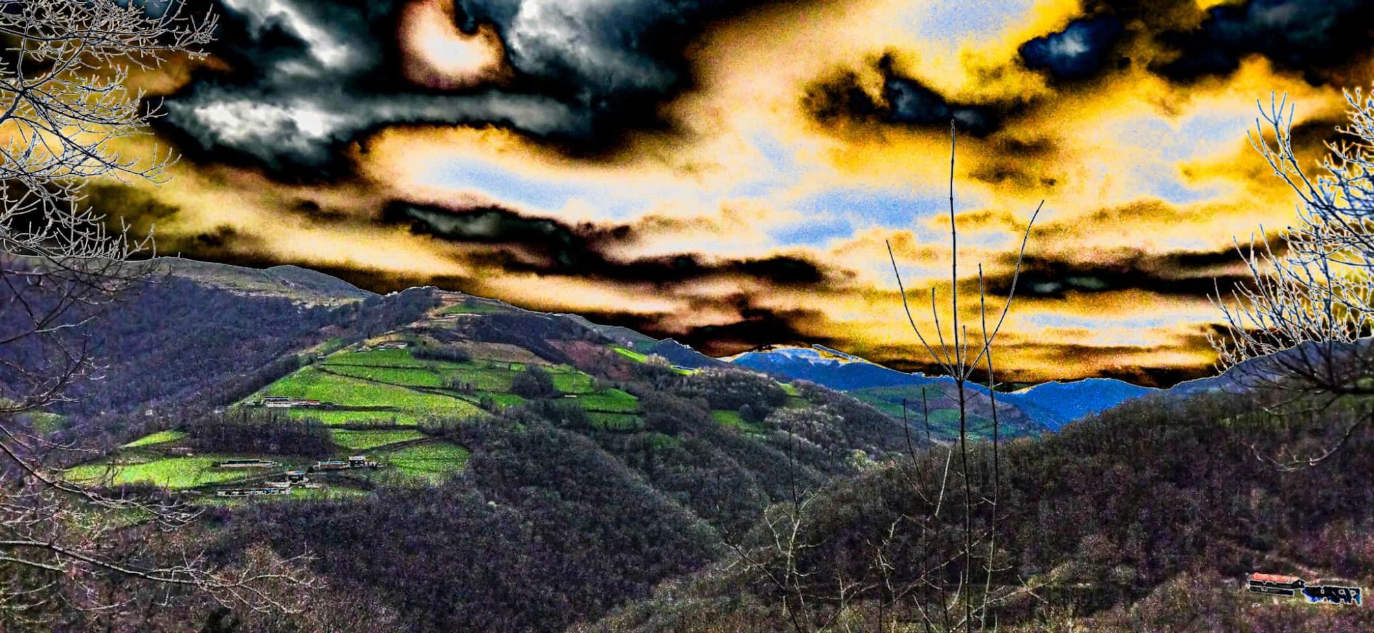 Paysage de montagne ou la lever du soleil brule les nuages.