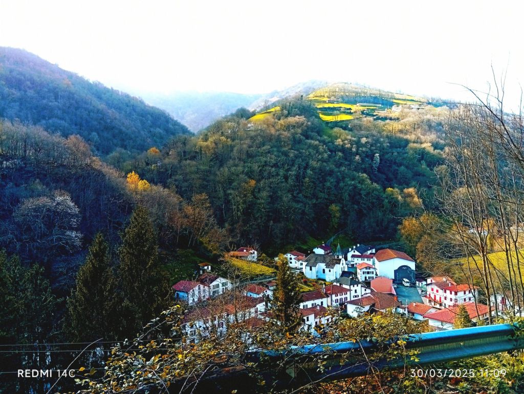 Le brouillard se leve immense sur le paysage d Arneguy.