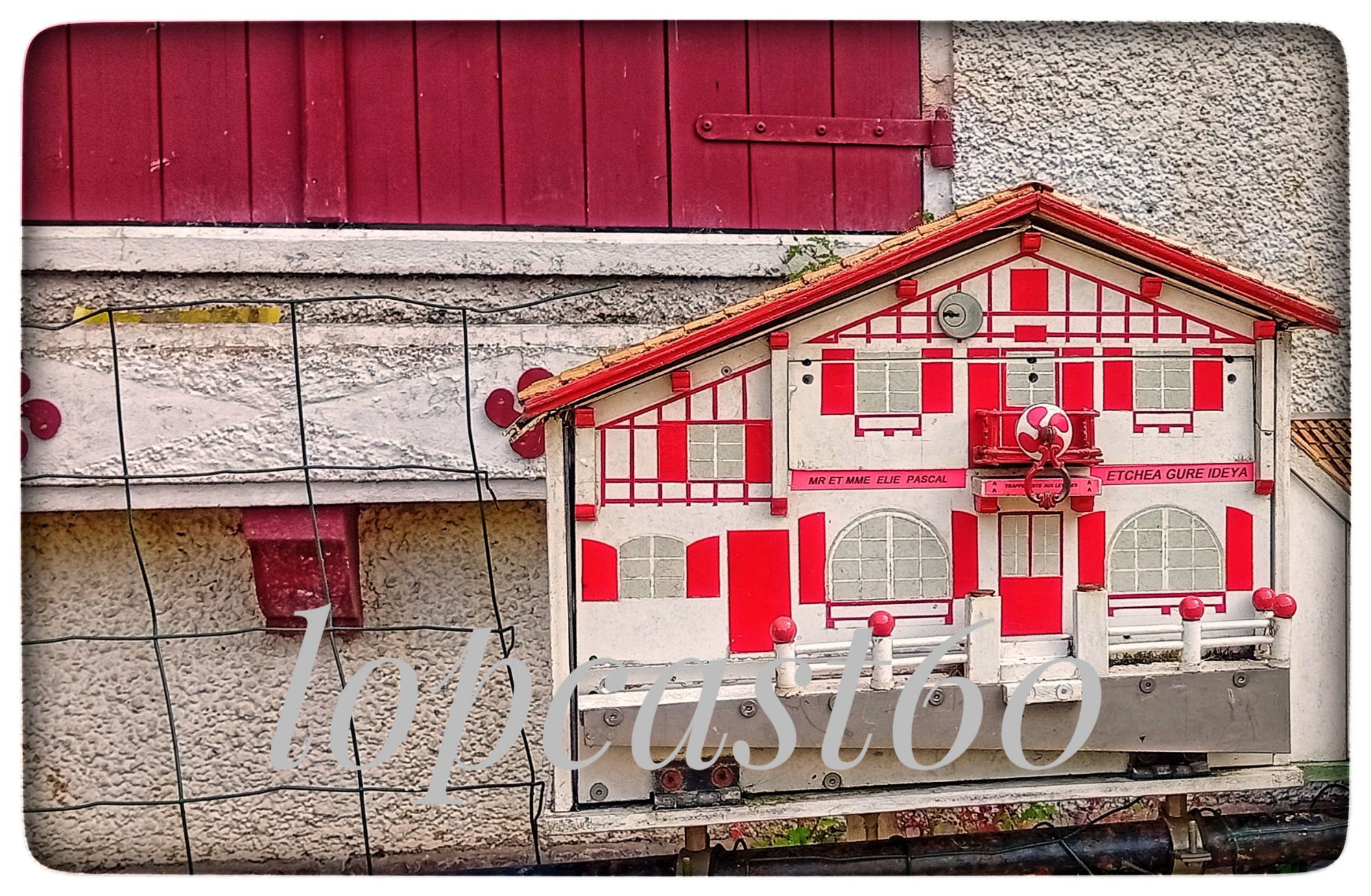 Miniature de baserri en rouge, d'Ondarolla