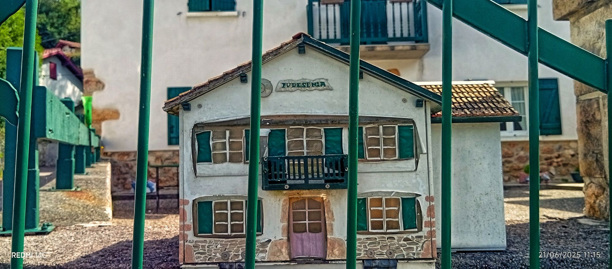 Miniature d'un Baserri qui est tout juste derriere