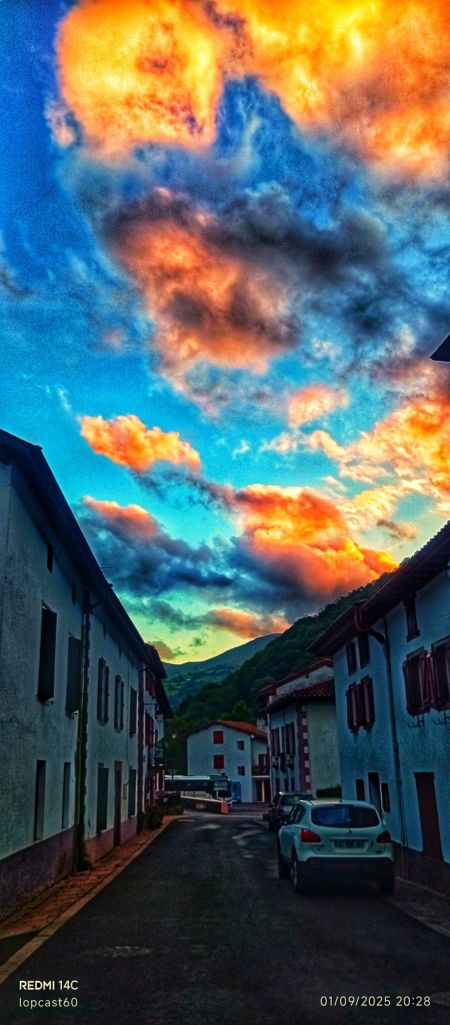 Le soleil embrasse les nuages au coucher du soleil.